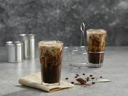 กาแฟโบราณ เย็น (โอเลี้ยงใส่นม)