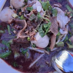 เส้นหมี่เนื้อ-น้ำตก ใส่ลูกชิ้น เนื้อ เนื้อตุ๋น