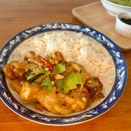 ข้าวราดหมูกรอบผัดผงกะหรี่