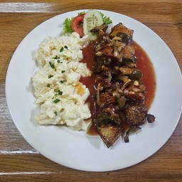 บาปิคิวทอด ราดซอสเปรี้ยวหวานสไตล์เยอรมัน เสริฟพร้อมสลัดมัน