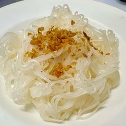 เส้นเล็กลวก โรยกระเทียมเจียว