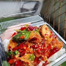 ข้าวราดกระเพาไก่กรอบ