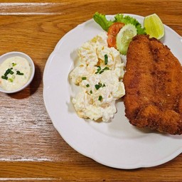 ปลาชุปเกล็ดขนมปังทอด เสริฟพร้องสลัดมัน