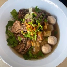 นายโตรสเด็ด ก๋วยเตี๋ยวเนื้อตุ๋น-หมู, น้ำตก, ต้มยำโบราณ ข้าวซอย แม่เหียะ