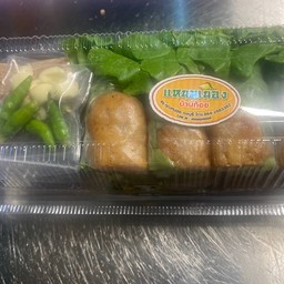แหนมเนืองโรลพร้อมทาน 8ชิ้น