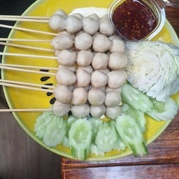 เกี๊ยวหมูเด้ง+ลูกชิ้นปิ้ง พร้อมทาน