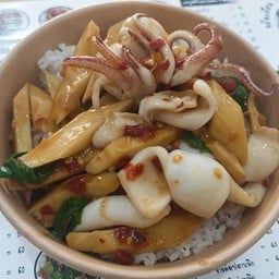 ข้าวกะเพราปลาหมึกหน่อไม้