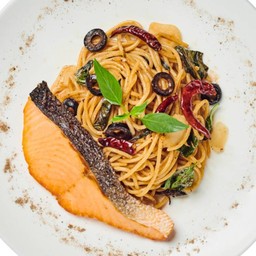 สปาเก็ตตี้แซลมอน ผัดพริกแห้ง