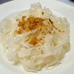เส้นเล็กลวก โรยกระเทียมเจียว