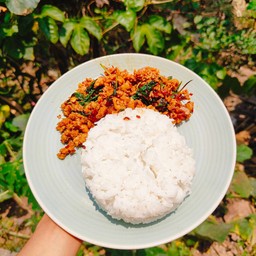 กระเพราไก่สับ