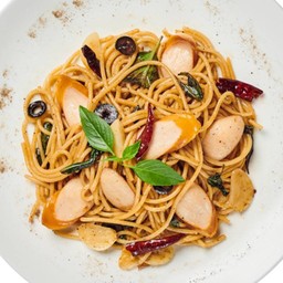 สปาเก็ตตี้ไส้กรอก ผัดพริกแห้ง