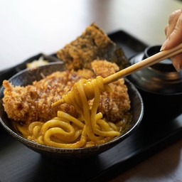 อูด้งแกงกะหรี่หมูทอดสันนอก