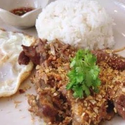 ข้าวหมูตุ๋นกระเทียม
