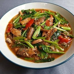 ผัดคะน้าปลากระป๋องราดข้าว
