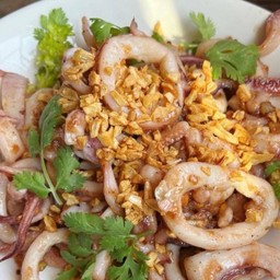 หมึกกระเทียม (กับข้าว)