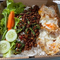 ข้าวกระเพราถาดหมูสับ + ไข่ดาว