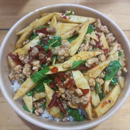 ข้าวกะเพราหมูสับหน่อไม้