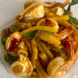 กะเพราหน่อไม้ทะเลกับข้าว