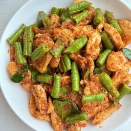 ผัดพริกแกงไก่