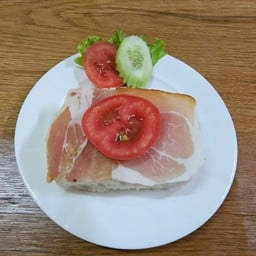 แฮมรมควัน พร้อมขนมปัง