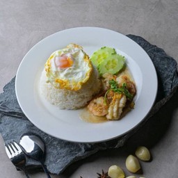 ข้าวกระเทียมพริกไทยทะเล+ไข่ดาว
