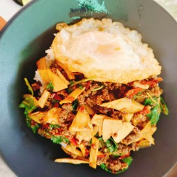 กระเพราหมูสับหน่อไม้ราดข้าวไข่ดาว