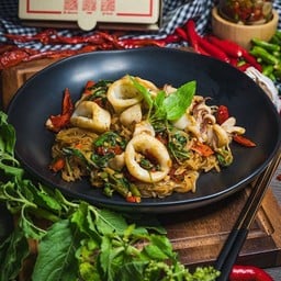 กะเพราเส้นเล็ก ปลาหมึก