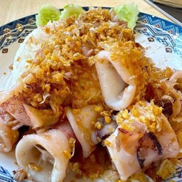 ข้าวปลาหมึกทอดกระเทียม