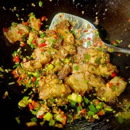 หมูกรอบคั่วพริกเกลือ (กับข้าว)