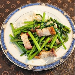 ข้าวผักบุ้งไฟแดงหมูกรอบ