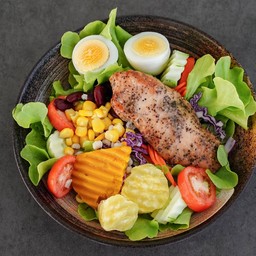 สลัดอกไก่ย่างพริกไทยดำสไลด์