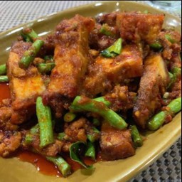 ข้าวผัดพริกแกงหมูกรอบ-ทะเล-เนื้อ