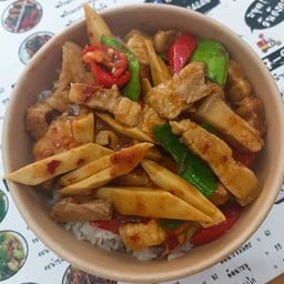 ข้าวพริกแกงหมูสามชั้นหน่อไม้