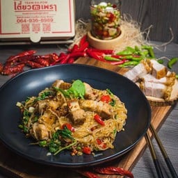 กะเพราเส้นเล็ก-หมูกรอบ