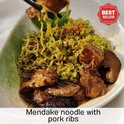 B.บะหมี่เมนดาเกะซี่โครงหมูตุ๋น