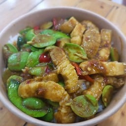 ข้าวสามชั้นผัดพริกแกงใต้สะตอ(ราดข้าว)