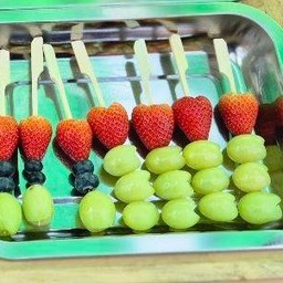 สตอเบอร์รี + องุ่นเขียวไร้เมล็ด