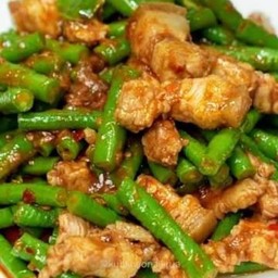 ผัดพริกแกงหมูชิ้น