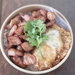 คอหมูทอดน้ำปลา ราดข้าว