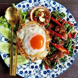 ข้าวกะเพราหมูตุ๋น ไข่ดาว