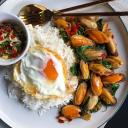ข้าวกะเพราหอยแมลงภู่
