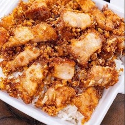 ข้าวหมูกรอบทอดกระเทียม