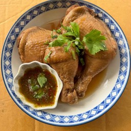 น่องสะโพกตุ๋น น้ำจิ้มรสเด็ด