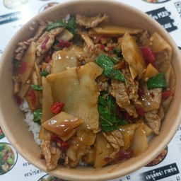 ข้าวกะเพราเนื้อหน่อไม้ดอง