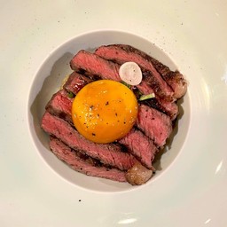 ข้าวผัดมันเนื้อพิคานย่าไข่ดอง