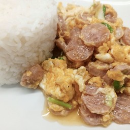 ข้าวราดแหนมผัดไข่อนามัย