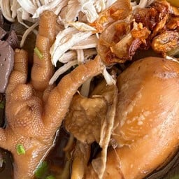 น้องอ้วนเตี๋ยวไก่ข้าวกะเพราและเครื่องดื่ม