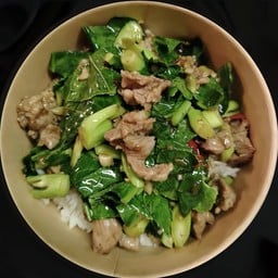 ข้าวราดคะน้าเนื้อน้ำมันหอย