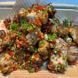 ข้าวหมูกรอบคั่วพริกเกลือ
