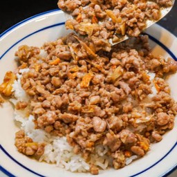 ข้าวหมูสับผัดซอสกระเทียม